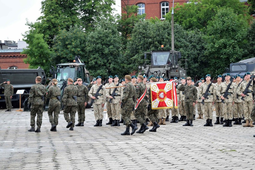 W koszarach przy ul. Dworcowej w Inowrocławiu przysięgę...