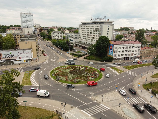 Rondo Lussy, czyli zbieg ul. Branickiego i Piłsudskiego. Tu radni PiS widzieliby potrzebę budowy aktywnego przejścia dla pieszych. Innego zdania są urzędnicy miejscy