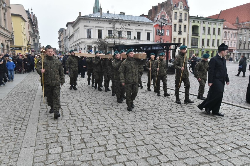 Tak wyglądała dzisiejsza (22.03) droga krzyżowa w Toruniu.