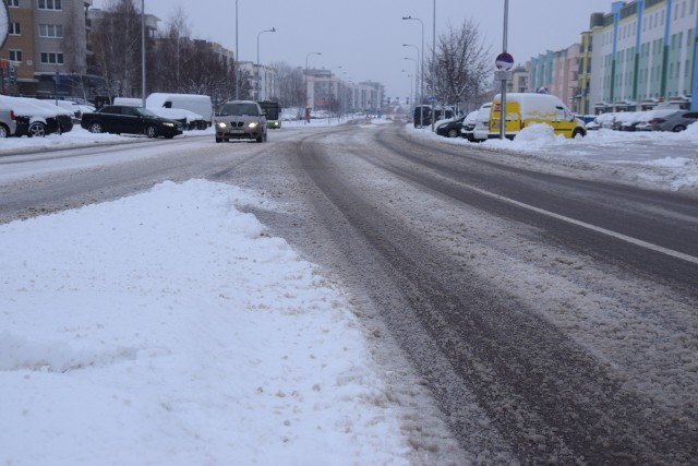 Pogoda nie rozpieszcza. Intensywne opady śniegu spowodowały, że na drogach panują trudne warunki. Kierowcy powinni mieć się na baczności. W ciągu minionej doby na drogach doszło do kilku wypadków i kolizji. Synoptycy prognozują kolejne opady śniegu, lokalnie deszczu ze śniegiem.