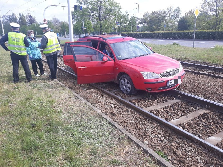 Wypadek na Lotniczej. Samochód na torowisku tramwajowym (ZDJĘCIA)