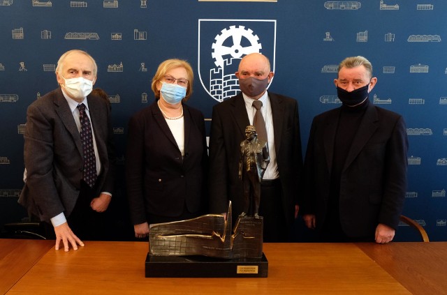 2 lutego 2021 w zabrzańskim ratuszu podpisano umowę dotyczącą wykonania pomnika prof. Zbigniewa Religi. Zobacz kolejne zdjęcia >>>
