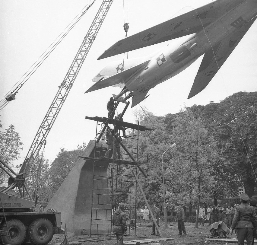 Montaż samolotu na cokole w roku 1976