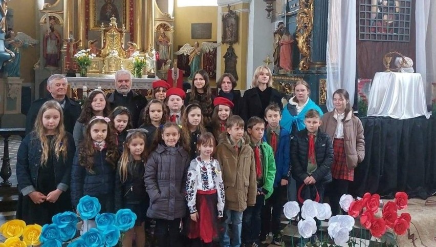 Polskie i ukraińskie dzieci razem na scenie w Sobótce. Świętowali niedzielę wielkanocną kościoła prawosławnego. Zobacz zdjęcia 