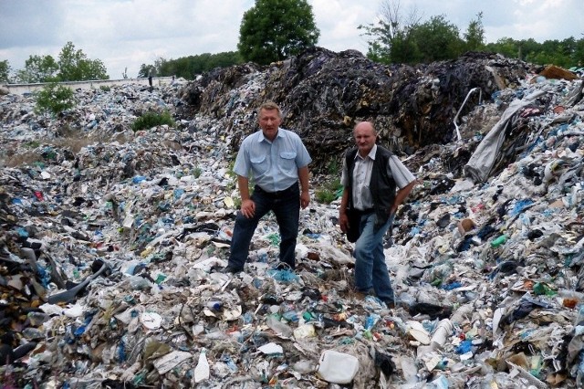 Na wysypisku radny Marek Wiessensteiner i Andrzej Zając: &#8211; Co będzie w naszych studniach za 10 lat, jeśli te odpady tu zostaną?