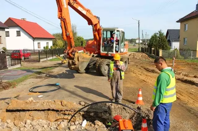 Układanie kanalizacji trwa m.in. w Szymiszowie-Osiedlu. Otym, czy rury będą kładzione w kolejnych sołectwach, zdecydują radni.