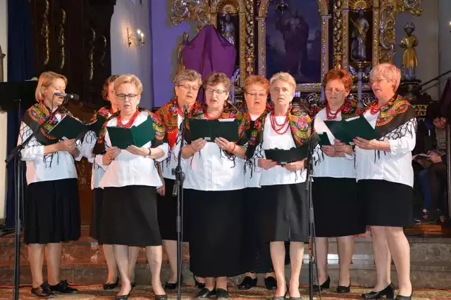 Tak na scenie w kościele parafialnym pod wezwaniem świętego Bartłomieja w Chęcnach prezentowały się Radkowiczanki. Oprócz nich wystąpiło jeszcze wielu wykonawców.