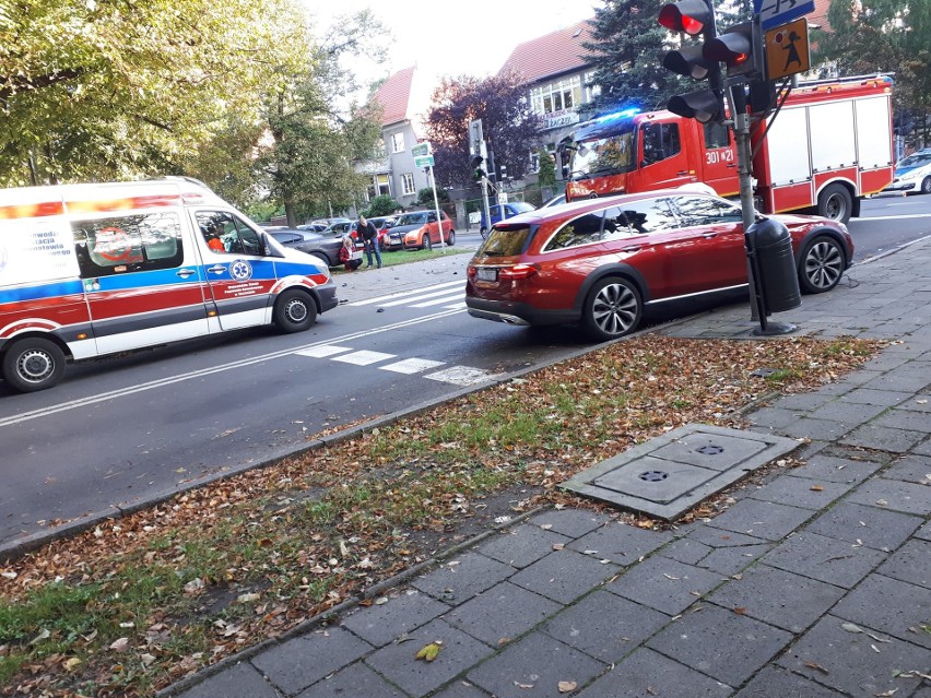 Kolizja na ul. Felczaka. Zderzenie dwóch aut. Jedno zatrzymało się na murku