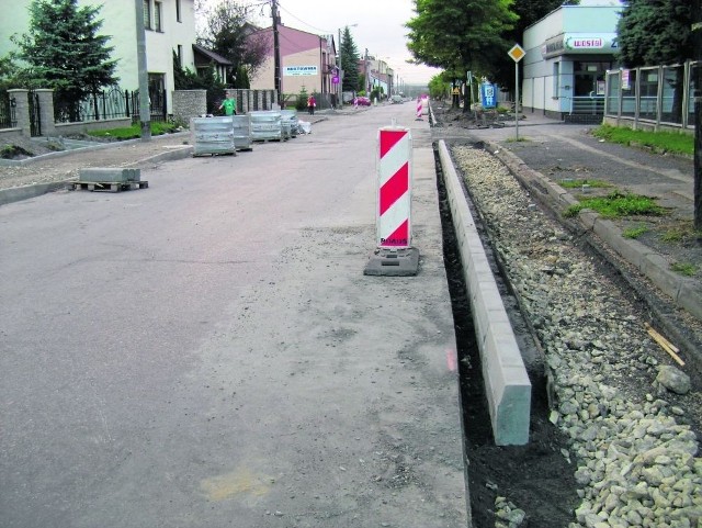 Obecnie ul. 1 Maja jest wykonana w 30 proc. Do końca brakuje jeszcze bardzo dużo. Urzędnicy są jednak dobrej myśli i wierzą, że uda im się skończyć remont do końa listopada. Zobaczymy...