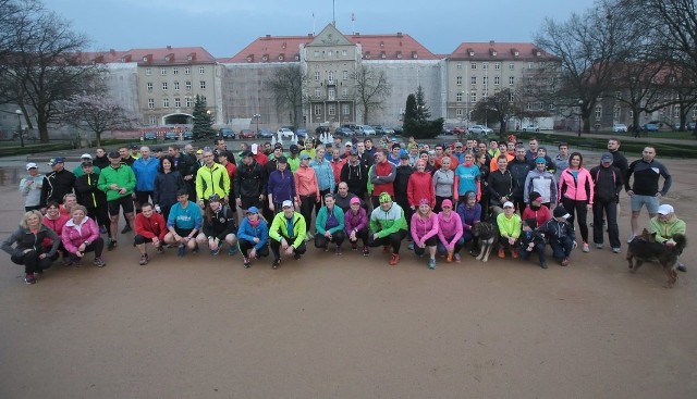 Już po raz kolejny fani biegania spotkali się w wyznaczonym miejscu aby wspólnie przebiec wyznaczoną trasę. Pogoda może nie była najlepsza, ale nikogo ona nie zniechęciła! 