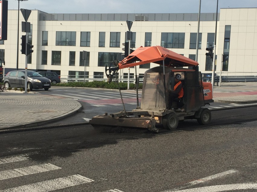 Ekipy remontowe zerwały w poniedziałkowy poranek dziurawy...