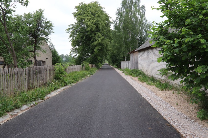 W gminie Łopuszno kolejne drogi zyskały asfalt. Więcej mieszkańców z dobrymi dojazdami