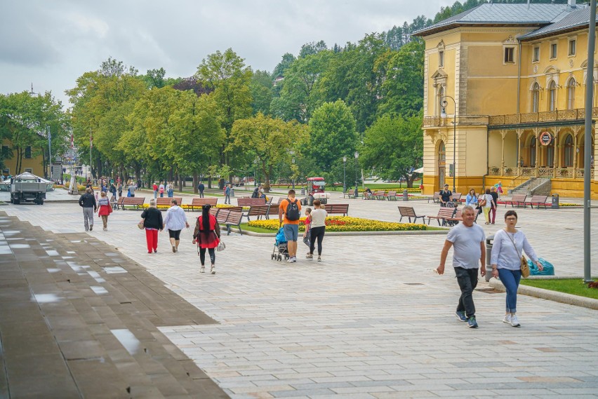 Pięcioetapowy remont w centrum Krynicy zakończony. Turyści...