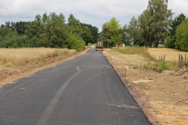 Wcześniej droga z Żerdzi do Jabłonny miała nawierzchgnię gruntową, teraz będzie asfalt. Zakończenie prac - 30 września.
