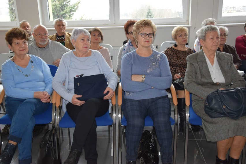 Radziejowscy policjanci spotkali się z seniorami, by porozmawiać o bezpieczeństwie na drogach