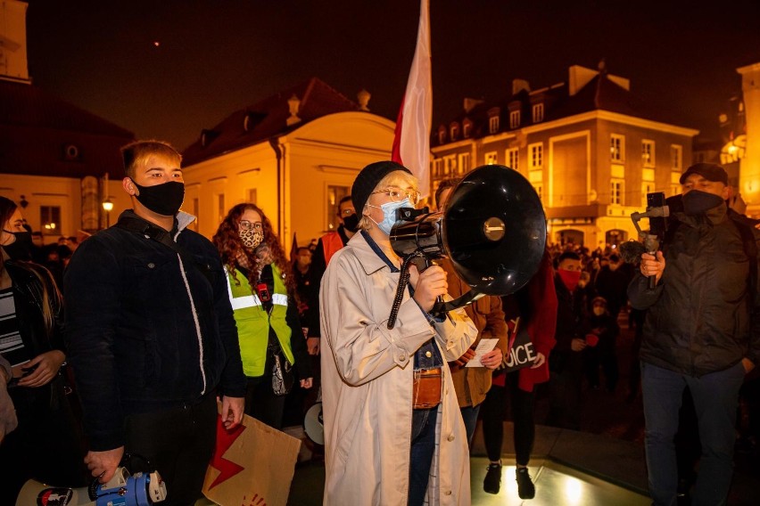 Strajk generalny kobiet w Białymstoku i kontrmanifestacja narodowców na Rynku Kościuszki. Zaatakowano protestujących [ZDJĘCIA, WIDEO]