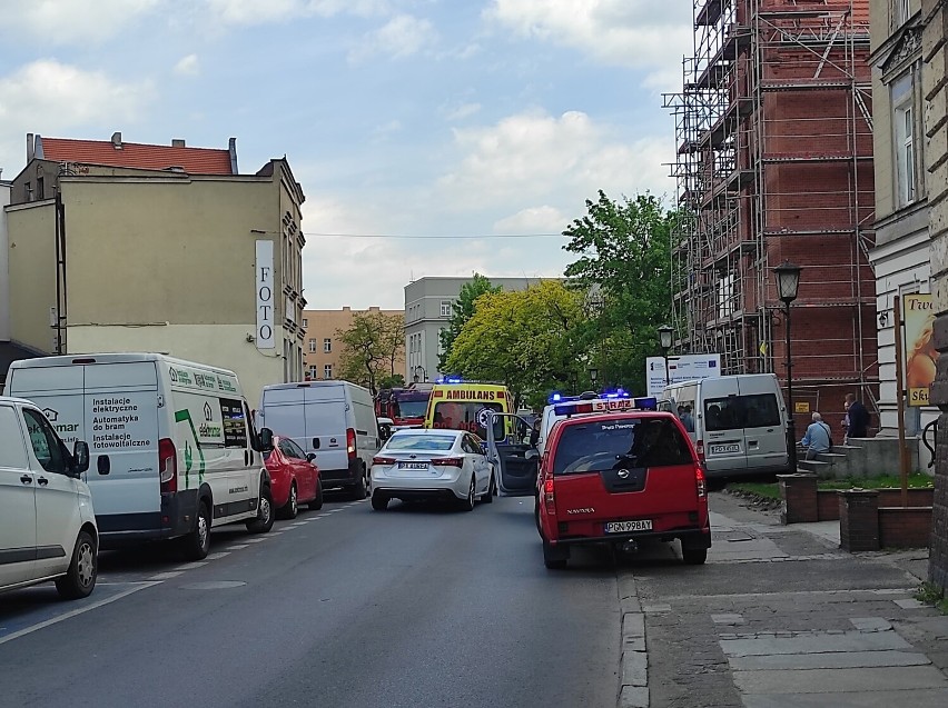 8 osób spadło z wysokości ok. 3-4 metrów do pomieszczeń...