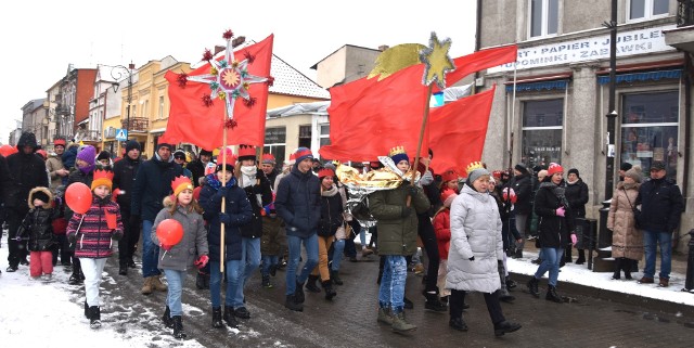 Orszak Trzech Króli, który wyruszył na rynek z parafii św. Wawrzyńca w Nakle przystrojony był w czerwone barwy