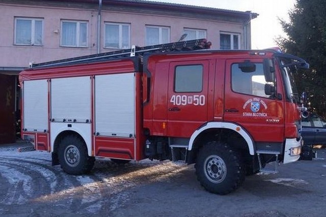 Mercedes jest przystosowany do działań w trudnych warunkach, jest wyposażony także w zestaw do ratownictwa drogowego.