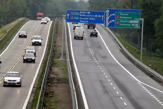 Autostrada A6. Jedziemy już nową jezdniąPozostawienie na weekend otwartych obu jezdni w obu kierunkach przebudowywanej autostrady A6, miało pomóc kibicom zmierzającym do Gdańska na piątkowy ćwierćfinał Euro 2012 i potem wracającym z meczu. Od dzisiaj możemy spodziewać się utrudnień w związku z kolejnym etapem przebudowy autostrady.