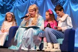 Młodzi aktorzy z Plemiąt wystawili spektakl "Królowa śniegu"  w Grudziądzu [zdjęcia]