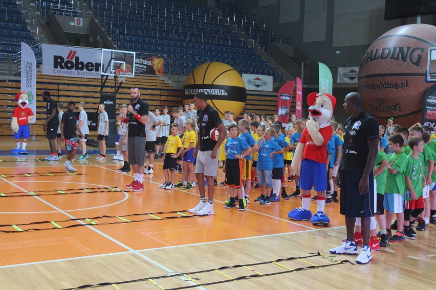 Marcin Gortat trenuje dzieci na Marcin Gortat Camp w...