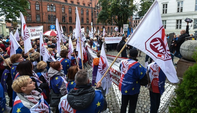 W Bydgoszczy średnie poparcie dla strajku zadeklarowało 90 proc. pracowników szkół.