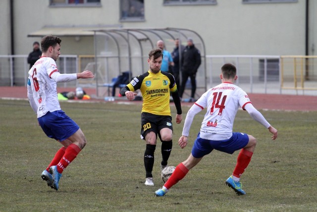 Bartosz Sulkowski (z piłką) strzelił jedynego gola w ostatnim ligowym meczu Siarki Tarnobrzeg z Wisłą Sandomierz