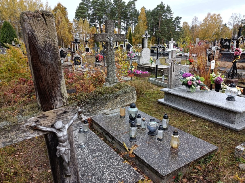 Cmentarz w Dąbrówce (gmina Lelis) przed Dniem Wszystkich Świętych 2021. Zdjęcia nekropolii