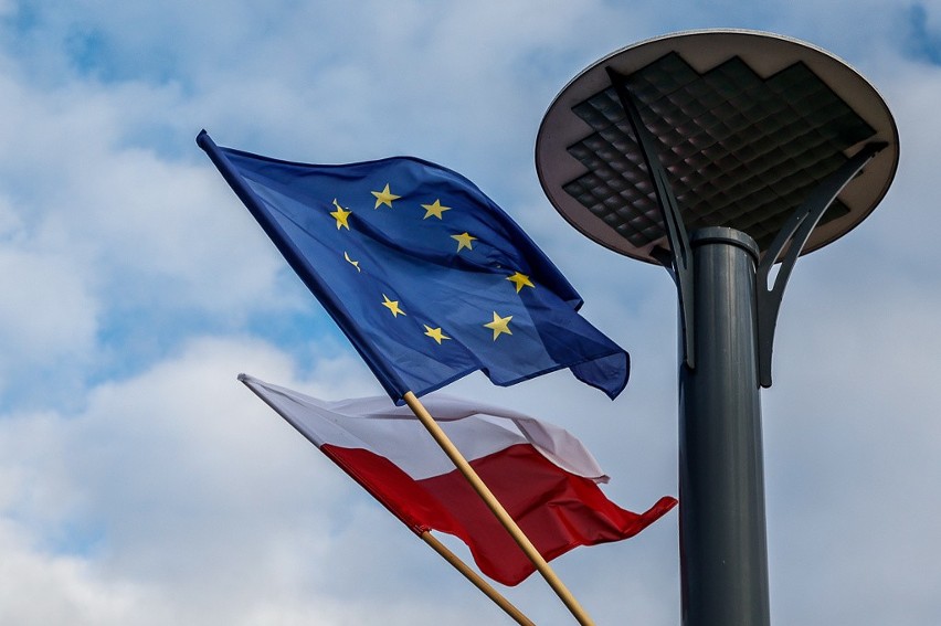 Na ulicach Gdańska zawisły flagi unijne. To wyraz sprzeciwu...