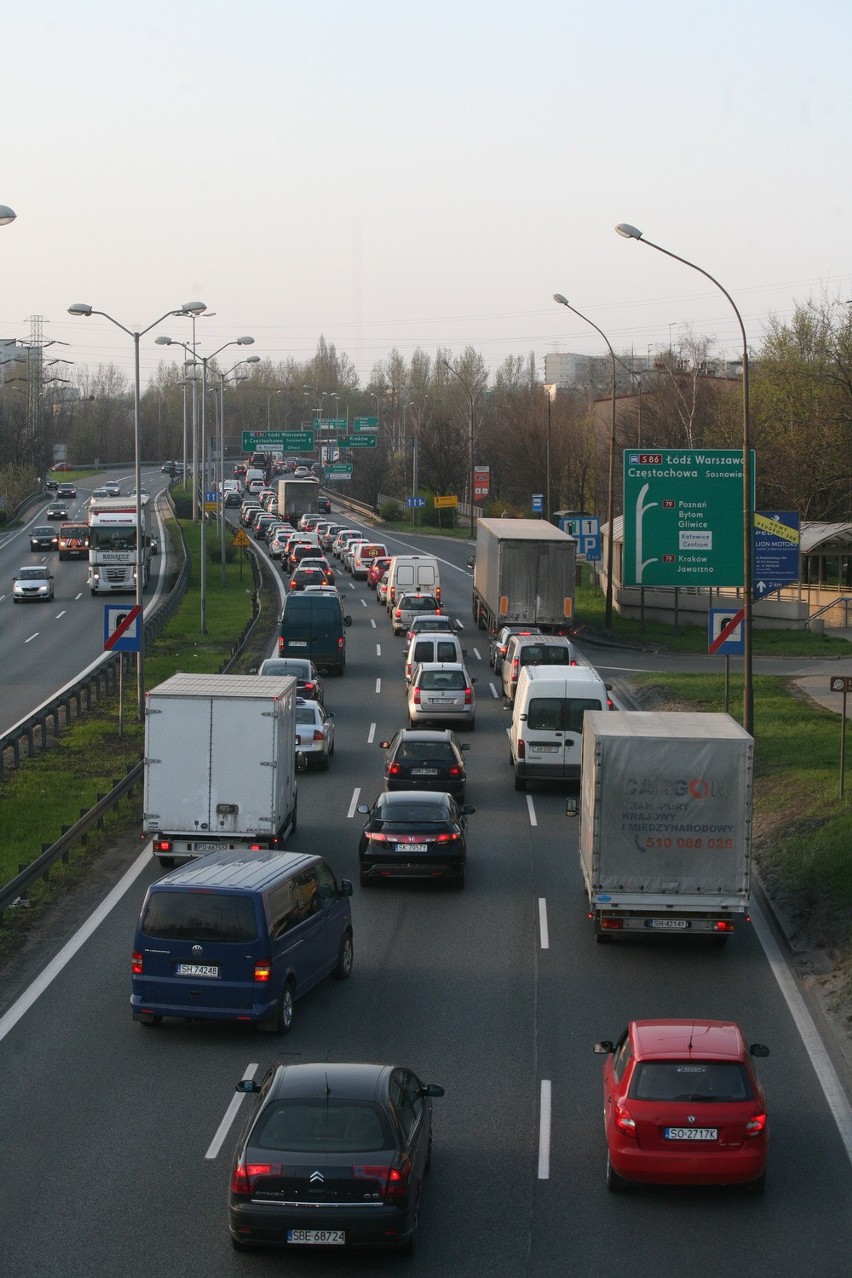 Katowice: Tir blokował jezdnię na al. Roździeńskiego