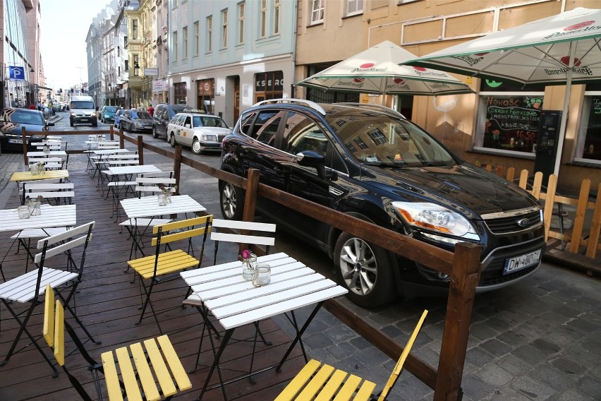 Bez deptaka w Dzielnicy Czterech Świątyń. Ale auta zwolnią