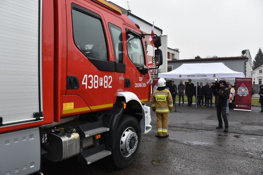 4200 litrów wody mieści w zbiorniku ten wóz strażacki, ma...