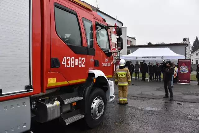 4200 litrów wody mieści w zbiorniku ten wóz strażacki, ma 285 koni mechanicznych i od dziś należy do strażaków w Osowej Sieni