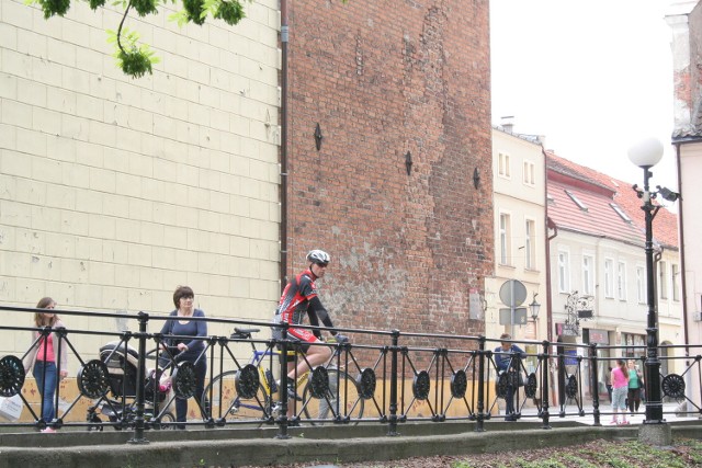 Cykliści wjeżdżają, po deptakach, do centrum miasta. Bezpieczniej byłoby, gdyby poruszali się ścieżkami rowerowymi.