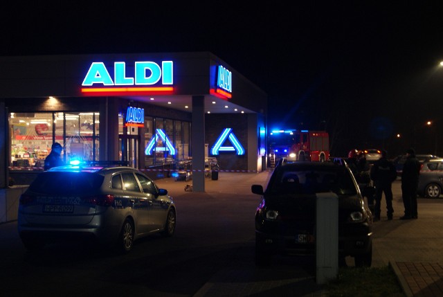 Bomba pod Aldi w Rybniku? Tajemnicze torby leżą pod marketem. Sprowadzono psa