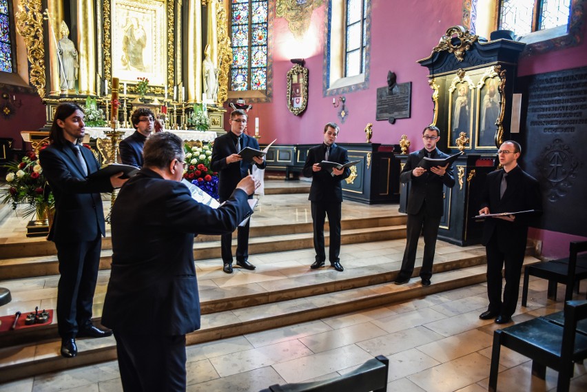 Męski Zespół Chorałowy pod dyrekcją prof. Mariusza Kończala...