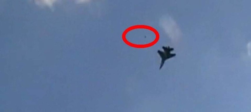 Zobacz film, na którym widać coś małego przy Su-27 tuż przed katastrofą. To ptak? Potem był czarny dym z silników