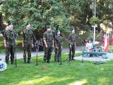 Patriotyczne śpiewanie przy Ławeczce „Halnego” w Starachowicach zapoczątkowało obchody uroczystości partyzanckich [ZDJĘCIA] 