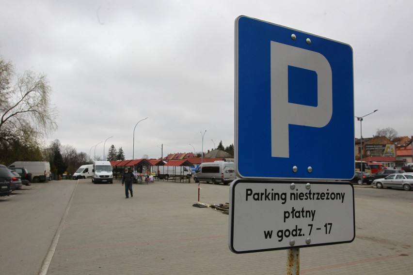 Parkuje przy Placu Targowym w Łańcucie i nie płaci. Bo uważa, że z opłaty za parking powinien być zwolniony 