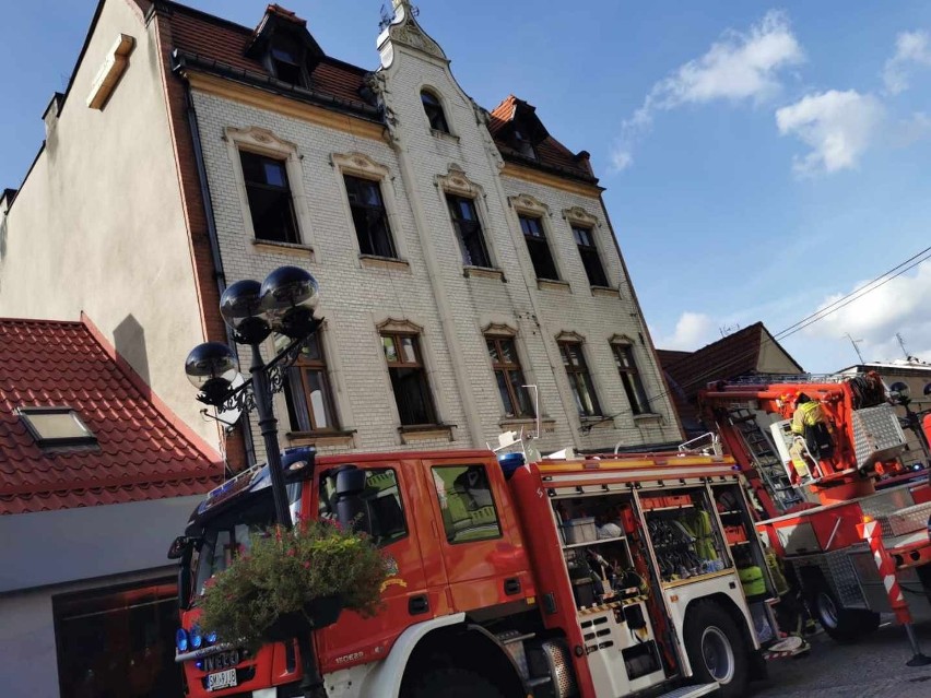 Kamienica w centrum Mikołowa w kłębach dymu. Ewakuowano 15...