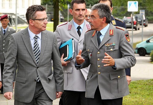 Generał Manfred Hofmann z Thomasem de Maizi&#232;re, ministrem spraw wewnętrznych Niemiec