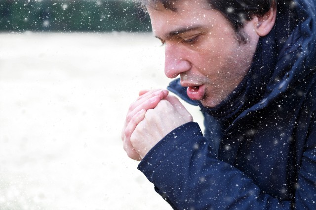 W pogodzie na razie jest spokojnie, jednak zima o nas nie zapomniała. Mroźna będzie końcówka lutego, podczas której temperatury w regionie osiągną nawet ok -10 stopni Celsjusza. źródło: TVN MeteoW najbliższych dniach niewiele będzie dziać się w pogodzie, a temperatury oscylować będą w granicach maksymalnie -3 stopni. Ostatni tydzień lutego da nam jednak w kość. Przyda się ciepła czapka, szalik i porządna kurtka. Wszystko wskazuje na to, że jedynym plusem mroźnej końcówki miesiąca będzie ciepła herbata z cytryną w domowym zaciszu. Okres zimowy jest najbardziej wymagającym również dla kierowców. Mróz, śnieg czy gołoledź nie tylko sprawiają, że jazda staje się trudniejsza i znaczniej bardziej niebezpieczna, ale także wpływa negatywnie na nasze pojazdy, które niekiedy odmawiają posłuszeństwa.  Nadchodzące dni będą naprawdę mroźne. W zależności od warunków atmosferycznych, jak słońce czy wiatr, temperatura odczuwalna może być jeszcze niższa niż -10 stopni Celsjusza. Przygotowaliśmy dla Was prognozę pogody na najmroźniejsze dni lutego.POLECAMY: