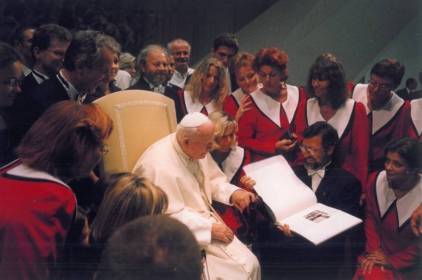 Chór Organum na audiencji u Jana Pawła II w 1991 roku. Z...