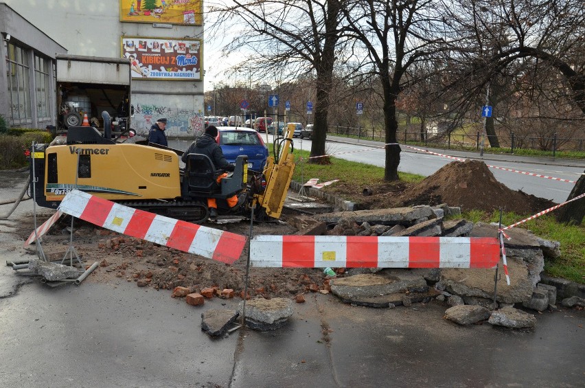 Wrocław: Wykopki pod Hiltonem. Utrudnienia dla pieszych (ZDJĘCIA)