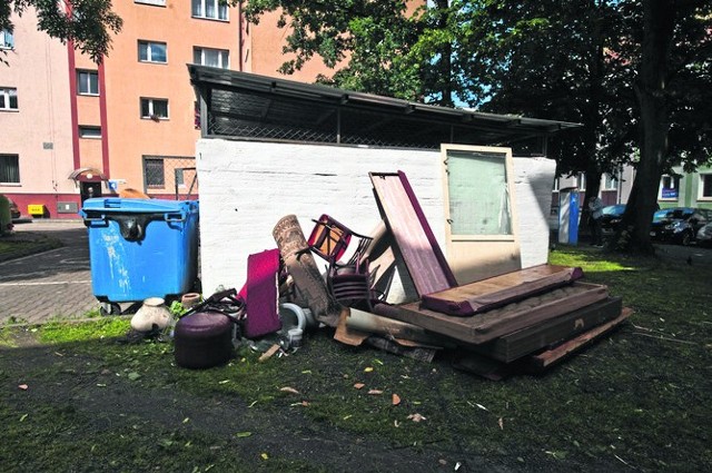 Podwórko w samym centrum Koszalina. To nie jest wyjątkowa sytuacja. Tak tu wyglada prawie  przez cały rok 