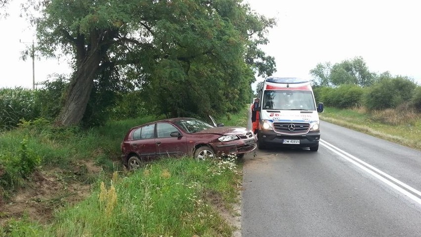 Wypadek pod Wrocławiem. Nissan wpadł do rowu (ZDJĘCIA)