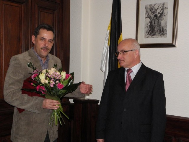 Zdzisław Synoradzki (z prawej) dostał też podziękowania i upominek od burmistrza Arseniusza Finstera