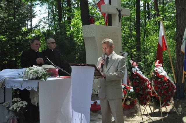 O hitlerowskiej akcji pacyfikacyjnej mówił inicjator budowy pomnika w Piekle Jan Lachowski. Na zdjęciu z księżmi Andrzejem Zapartem i Tomaszem Janickim