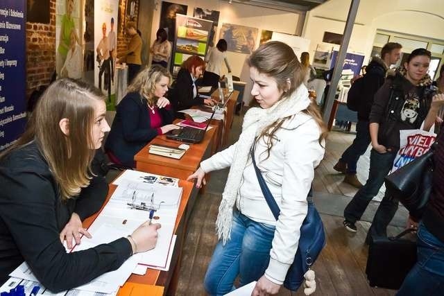 Wczorajszą giełdę praktyk, staży i pracy odwiedzali studenci, ale i osoby, które od dłuższego czasu szukają pracy